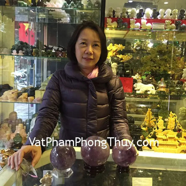 Cô Châu- Khách hàng mua quả cầu thạch anh tím M190