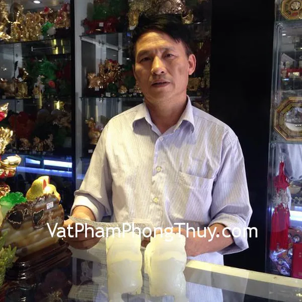Chú Hiển- khách hàng mua tỳ hưu bạch ngọc cõng con lớn H002