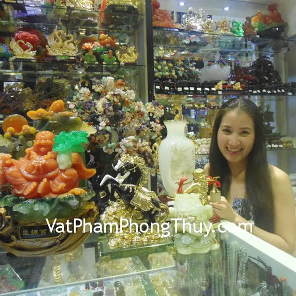 Chị Linh Bùi - khách hàng mua tượng di lạc A121, bạch mã H318G, bình ngọc H473G, cá chép đỏ A182, cây tài lộc phong thủy luân HCA251 và chuỗi hồng lục bảo S6108-3397