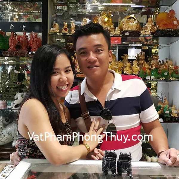 Chị Nhã - khách hàng mua cặp tỳ hưu bắc kinh đen BKD-S, xâu tiền chiêu tài 6 xu CC1135 và 8 xu CC1134
