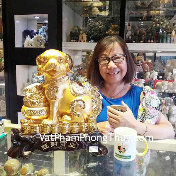 Cô Thủy - khách hàng mua Chó vàng ôm hủ vàng C007A