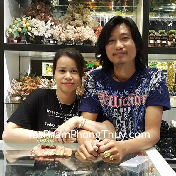 Vợ chồng anh Thơm - khách hàng mua mặt tỳ hưu mắt mèo vẩy rồng S931, phật di lặc S6722 và mặt ve phỉ thúy S6497