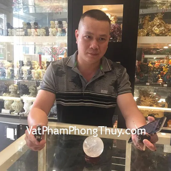 Anh Công - khách hàng mua quả cầu thạch anh trắng