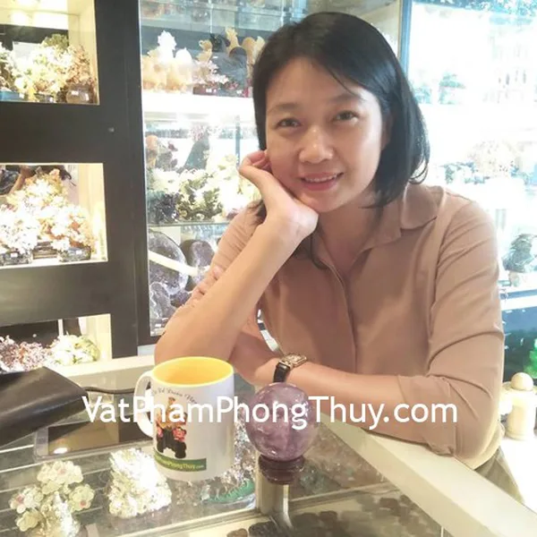 Chị Hà - khách hàng mua quả cầu thạch anh tím GM142-4052