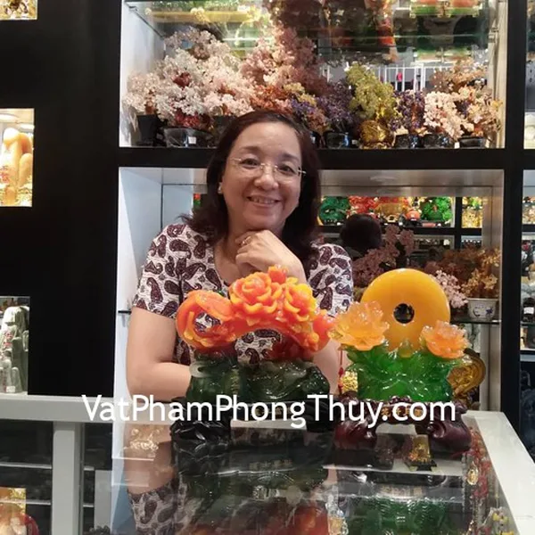 Chị Thảo - khách hàng mua tượng mẫu đơn cam bên trăng C197A và mẫu đơn như ý đỏ G118A