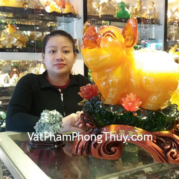 Chị Thanh - khách hàng mua tượng Vua heo vàng cam trên mẫu đơn LN023 và bông thạch anh ưu linh H101-S5-4650