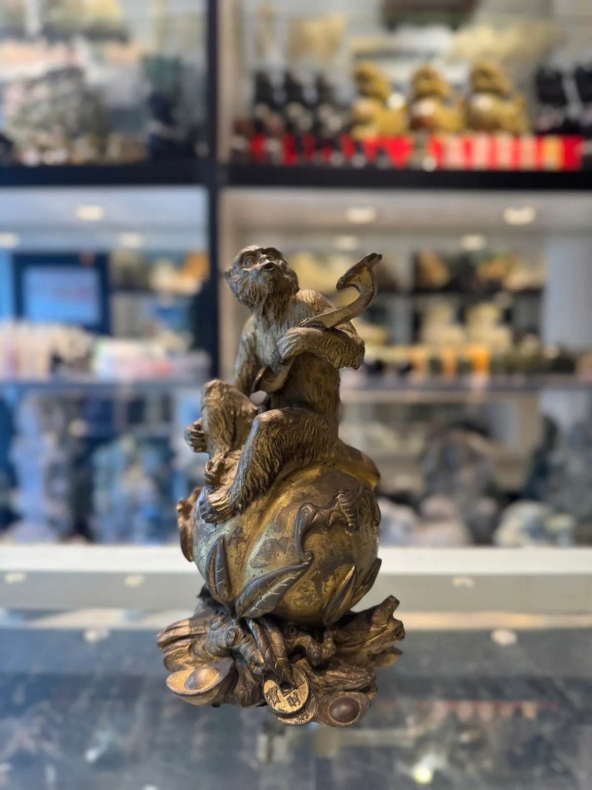 Khỉ ngồi trên đào tiên ôm như ý D173