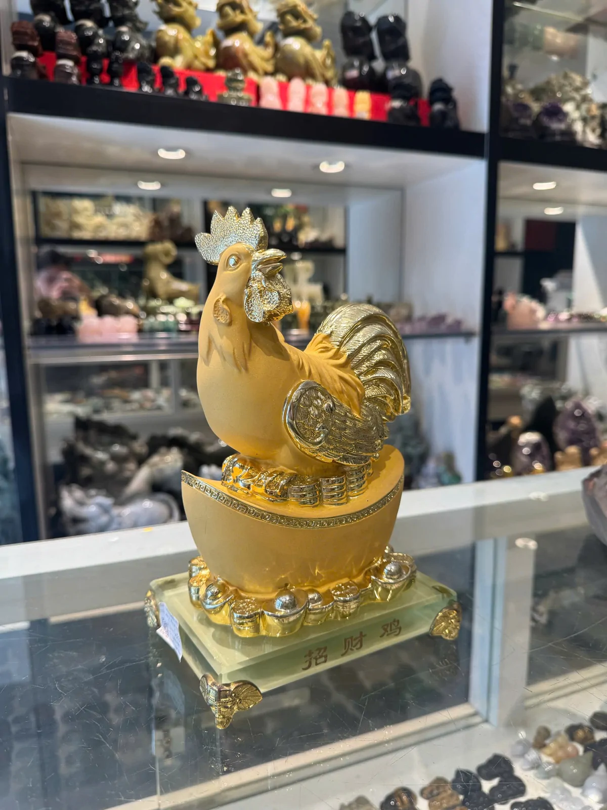 Gà ngọc vàng đuôi vểnh trên tiền như ý - Kim kê như ý G062A