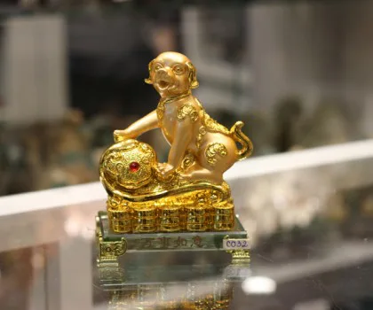 Chó vàng dáng khỉ trên như ý đế thuỷ tinh - Vạn sự như ý C032A