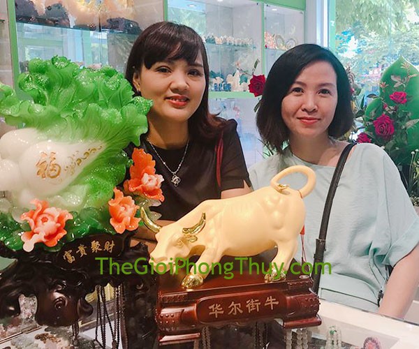 Chị Thái - Khách mua Bắp cải đứng bên mẫu đơn - Phú quý tụ tài / Phước FC161A, Trâu húc sa kim vểnh đuôi FC113A