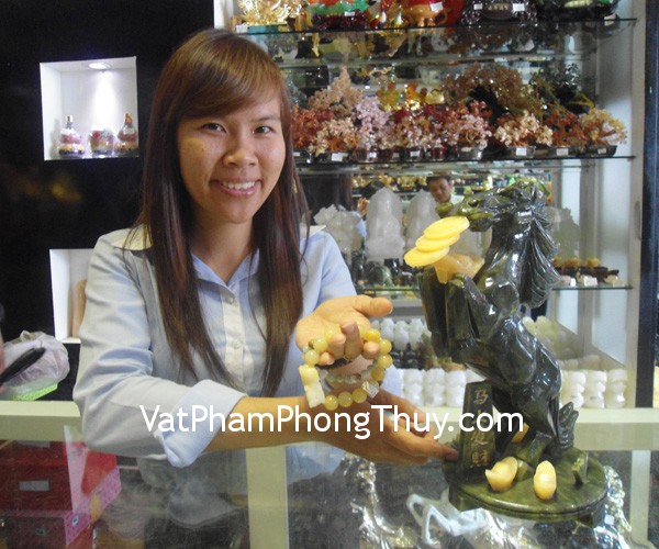 Chị Chi - khách hàng mua Ngựa đá Lam Ngọc xanh M155 và chuỗi hạt phỉ thúy xanh nhỏ S5115