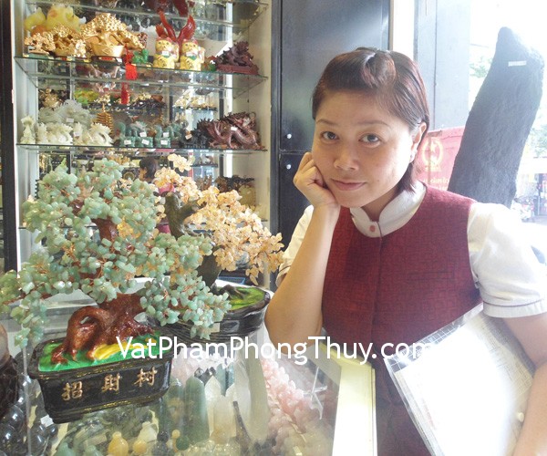 Chị Nhung - khách hàng mua cây tài lộc thạch anh vàng CA228 và cây tài lộc ngọc Đông Linh HCA267