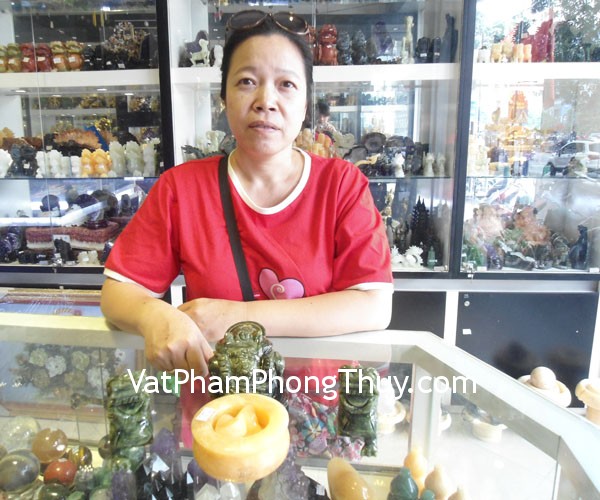 Cô Quỳnh Anh - khách hàng mua tỳ hưu lam ngọc, thiềm thừ lam ngọc và bồn tụ bảo đá ngọc Hoàng long