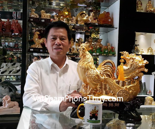 Chú Bảy - khách hàng mua tượng gà vàng kéo xe tiền G044A