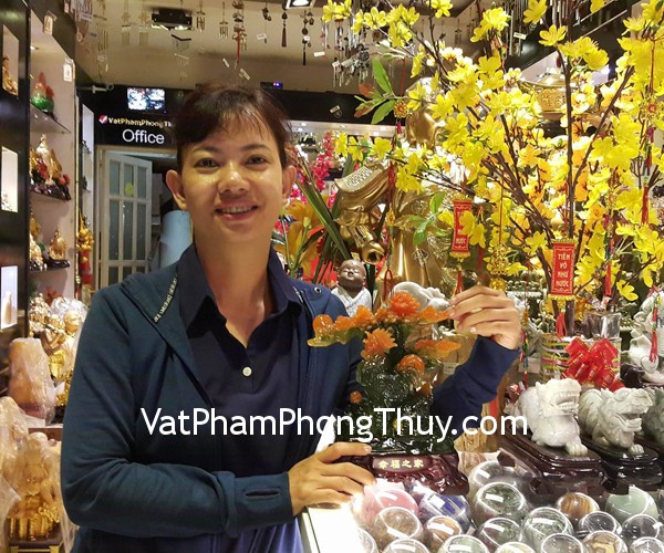Chị Hường - khách hàng mua tượng gia đình gà ngọc xanh dưới cây lộc G023A