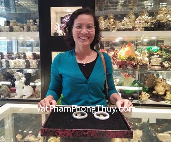 Cô Hạnh - khách hàng mua vòng ngọc Myanmar, mặt thạch anh tóc vàng