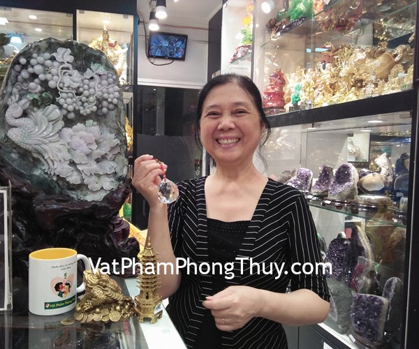 Cô Hòa-khách hàng mua cóc đồng trung D213 tháp văn xương bằng đồng 9 tầng D209 và quả cầu treo pha lê S6282