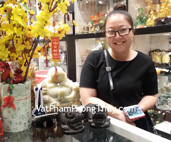 Chị Nguyên - khách hàng mua cặp tỳ hưu đá hắc ngà HM120