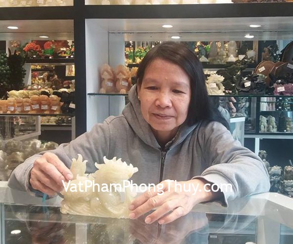 Cô Bé- khách hàng mua tượng rồng cẩm thạch N076-1