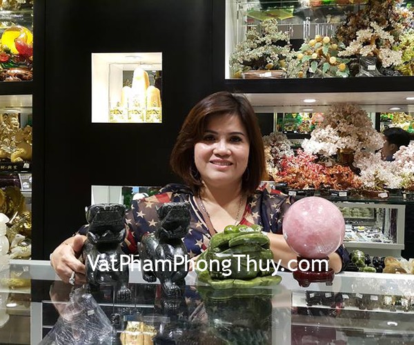 Chị Ngọc - khách hàng mua cặp tỳ hưu độc ngọc THDN-L, thiềm thừ lam ngọc lớn GM178, quả cầu thạch anh hồng M181-11927 và mặt nhện hoàng long S769