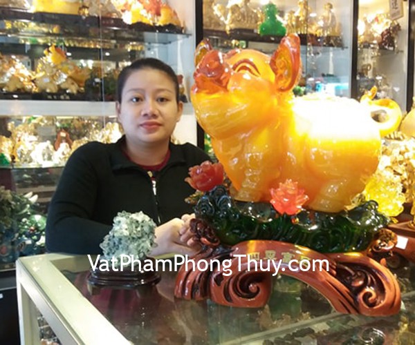 Chị Thanh - khách hàng mua tượng Vua heo vàng cam trên mẫu đơn LN023 và bông thạch anh ưu linh H101-S5-4650