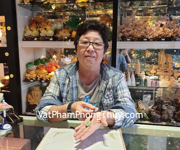 Cô Phượng - khách hàng mua Phật bản mệnh Hư Không Tạng Bồ tát Ngọc Phỉ thúy S6865-2