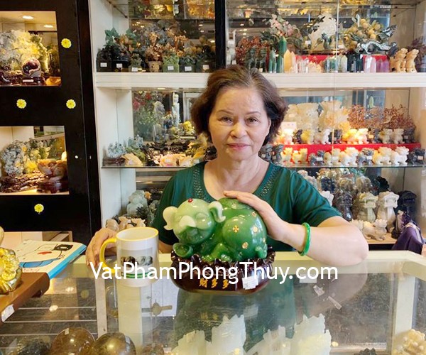 Cô Ngọc - khách hàng mua Tượng Heo xanh ngọc trên túi tài lộc LN025