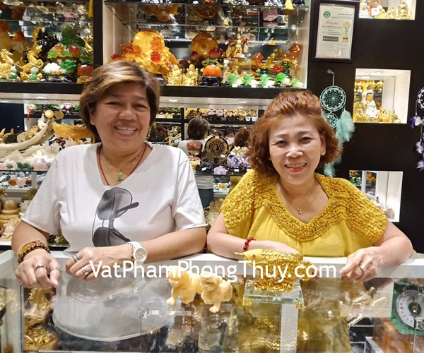 Cô Jennifer b Le và cô Lan - khách hàng mua tượng Thần Cá Kim Long LN167, Tỳ Hưu Hoàng Long GM177, Chuỗi phỉ thúy xanh S6779, Chuỗi mắt mèo đỏ S6830